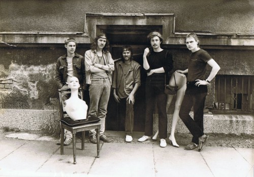 Bandfoto Cäsars Rockband I aufgenommen 1983 in der Lindenthaler Straße in Leipzig (v.l.n.r. Paul Dinter, Cäsar, Bernd Herchenbach, Wolfram Dix, Knut Steyer - Fotograf unbekannt)